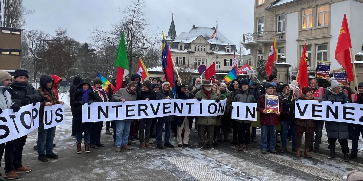 Ronn 60 Leit hunn an der Stad géint d’US-Interventioun a Venezuela demonstréiert