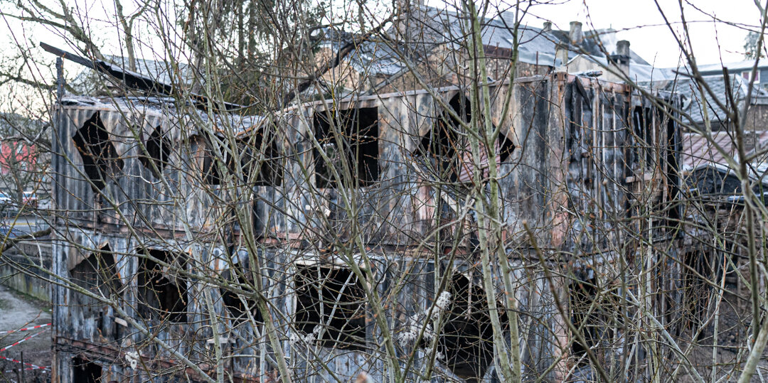 Ausgebrannte Containeren am BENU-Village. | © Morgane Weidig