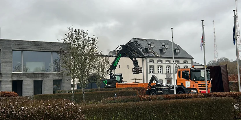 Nom Brand am Gemengenhaus zu Jonglënster: Aarbechte kaschte ronn 12 Milliounen Euro | © Michelle Barthel