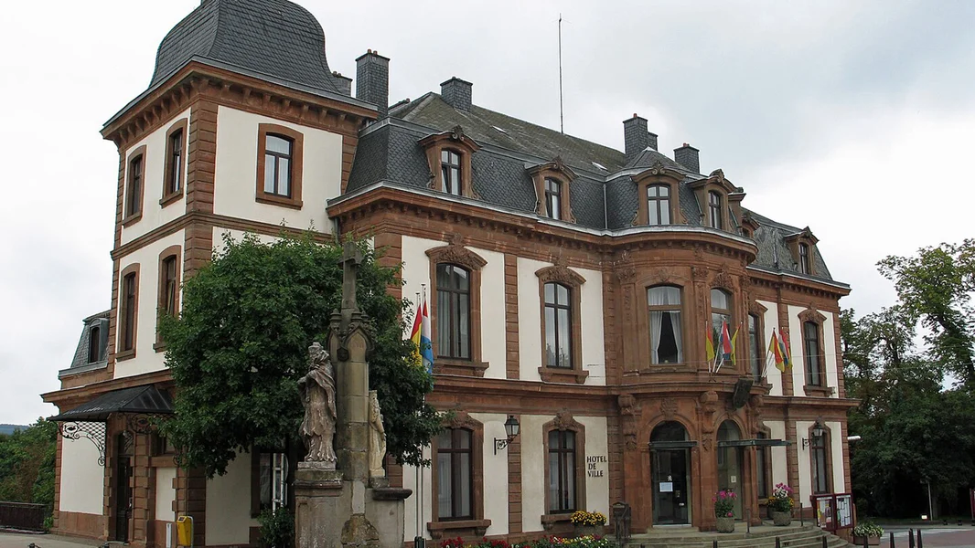 Aus Schwaarz-Blo gëtt Rout-Blo: Politesche Wiessel zu Wolz steet fest