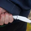 Bierchem: Affer op eng Plaz gelackelt an da vun dräi Persoune bedreet a beklaut ginn