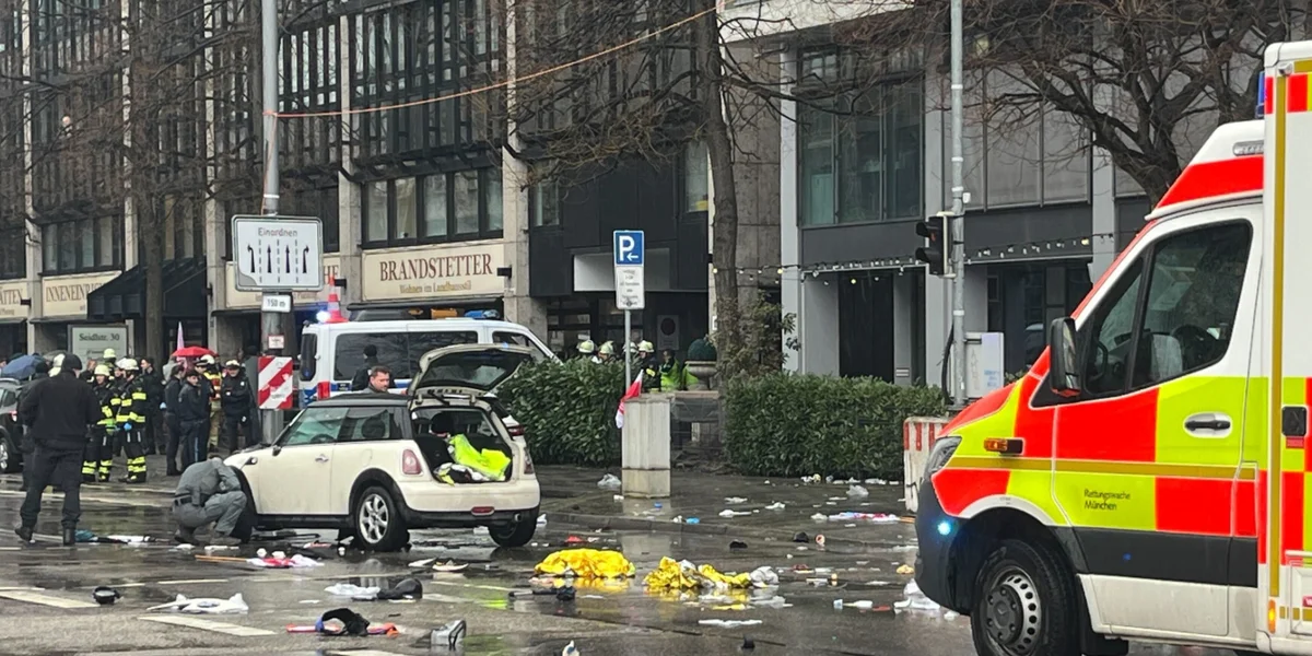 München: Auto rennt a Grupp Mënschen, 28 Blesséierter | © picture alliance/dpa | Christoph Trost