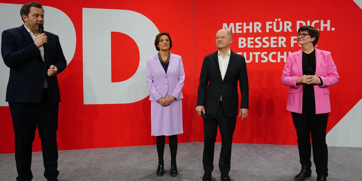 Lars Klingbeil, Britta Ernst, Olaf Scholz, Saskia Esken op der SPD-Walparty am Willy-Brandt-Haus | © picture alliance/dpa | Kay Nietfeld