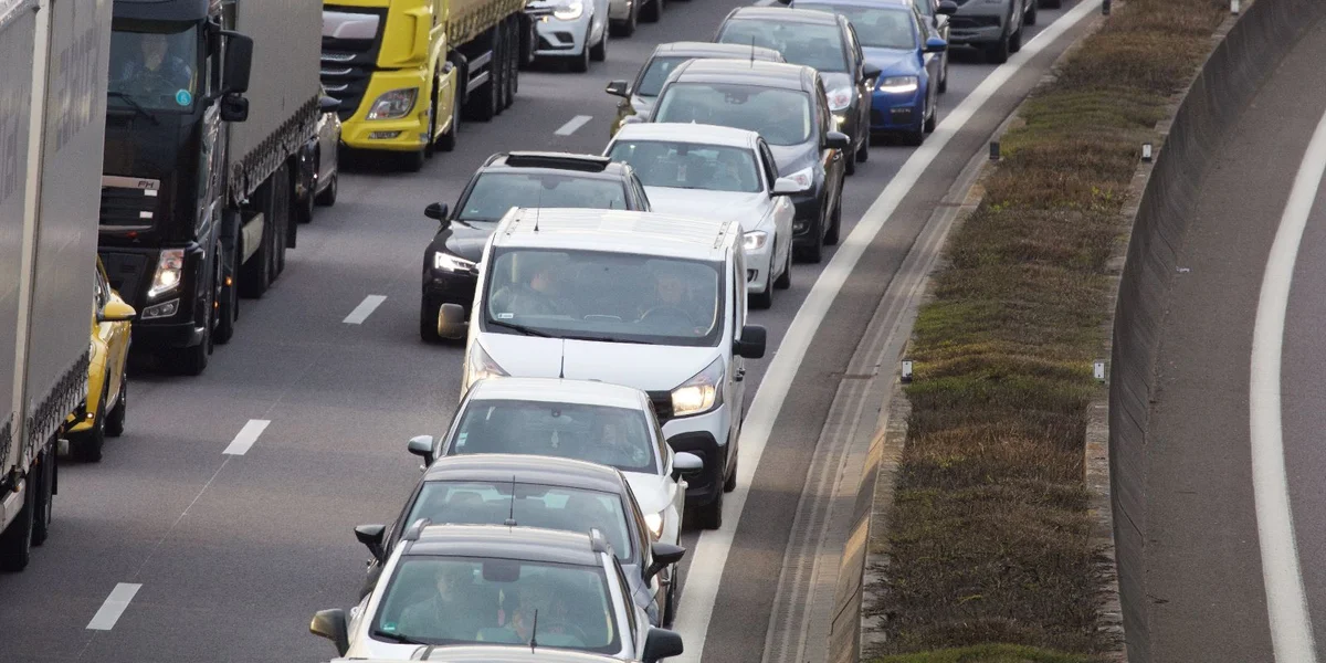 Trajet op d'Aarbecht: Ëmmer nach am léifste mam Auto | © picture alliance / ATP 