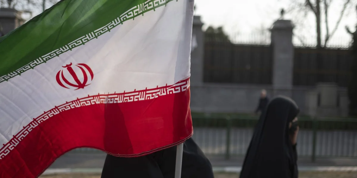 D'Situatioun tëschent den USA an dem Iran ass nees ugespant  | © picture alliance / NurPhoto | Morteza Nikoubazl