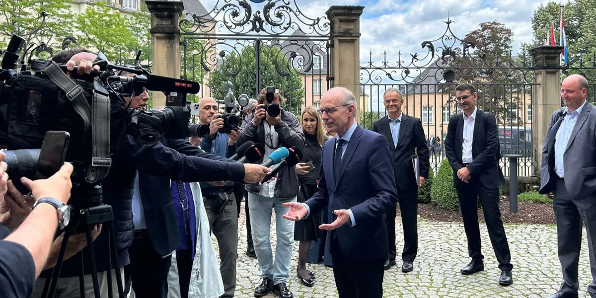 De Premier Luc Frieden virun der Reunioun mat de Gewerkschaften an dem Patronat  | © Jo Welfringer