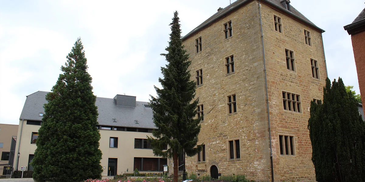 Schüler an Eltere goufen zu Miersch um Schoulwee vu Grupp vu Jonken zesumme geschloen