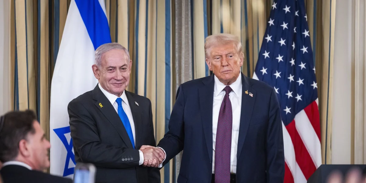  Donald Trump fuerdert, datt de Benjamin Netanjahu begnodegt gëtt | © EPA/JIM LO SCALZO / POOL