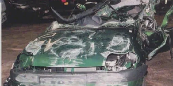 D’Iwwerreechter vum gelounten Auto, an deem de Prënz Guillaume an d’Prinzessin Sibilla zu Paräis en Accident haten | © Revue, 27. Dezember 2000, S. 42