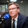 De Philipp Crowther steet e Samschdeg op der grousser Bün um Glacis