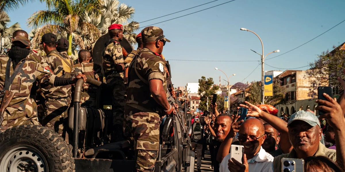 Madagaskar: Militär huet Muecht iwwerholl | ©  EPA/HENITSOA RAFALIA
