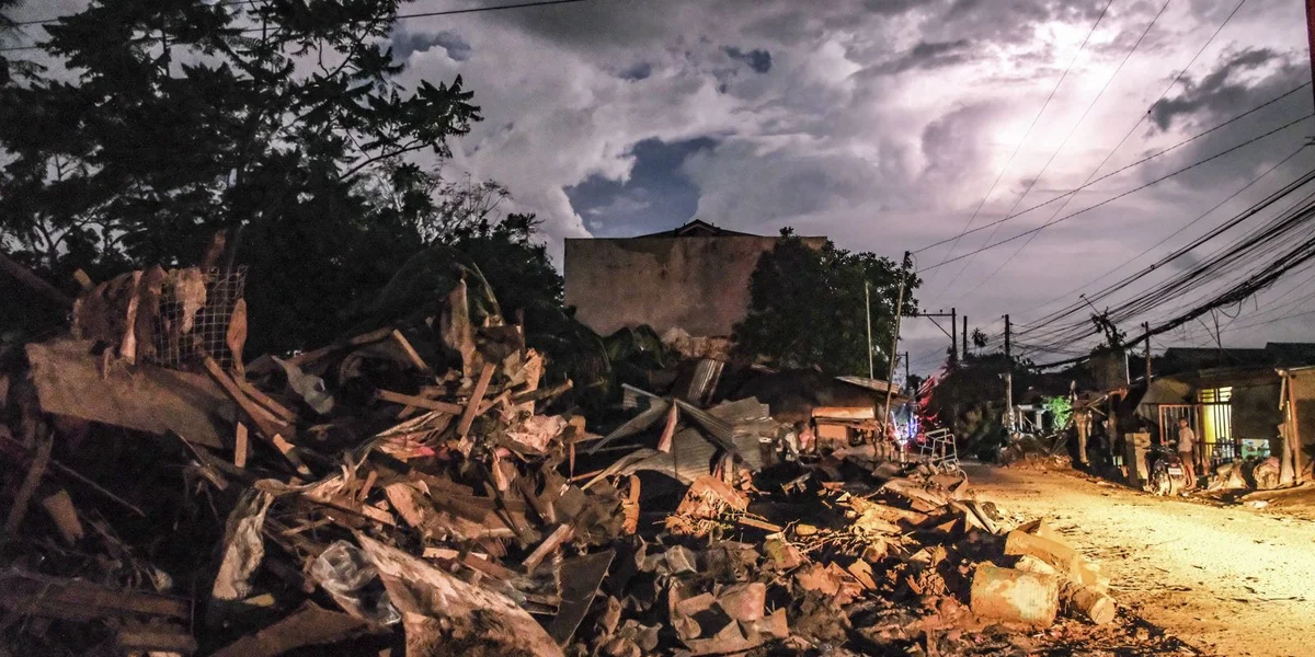 Duerch den Tropestuerm Kalmaegi sinn eleng op de Philippinnen iwwer 200 Mënsche gestuerwen. | © EPA/JUANITO ESPINOSA