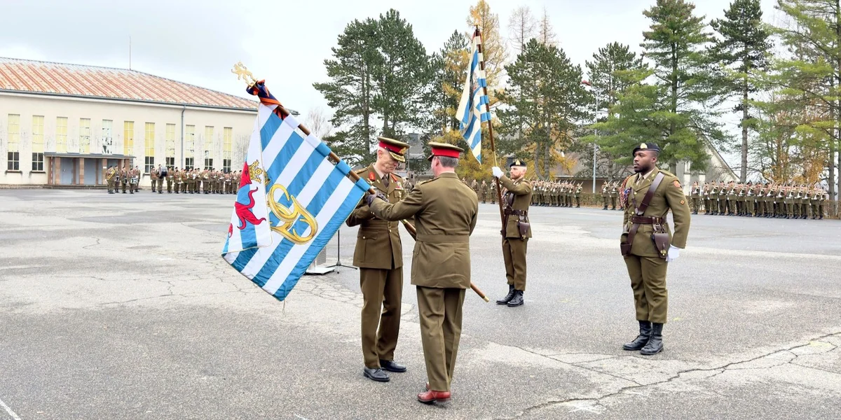 Bei der Mäertesfeier krut d'Arméi hiren neie Fändel vum Grand-Duc iwwerreecht | © Serge Kesseler