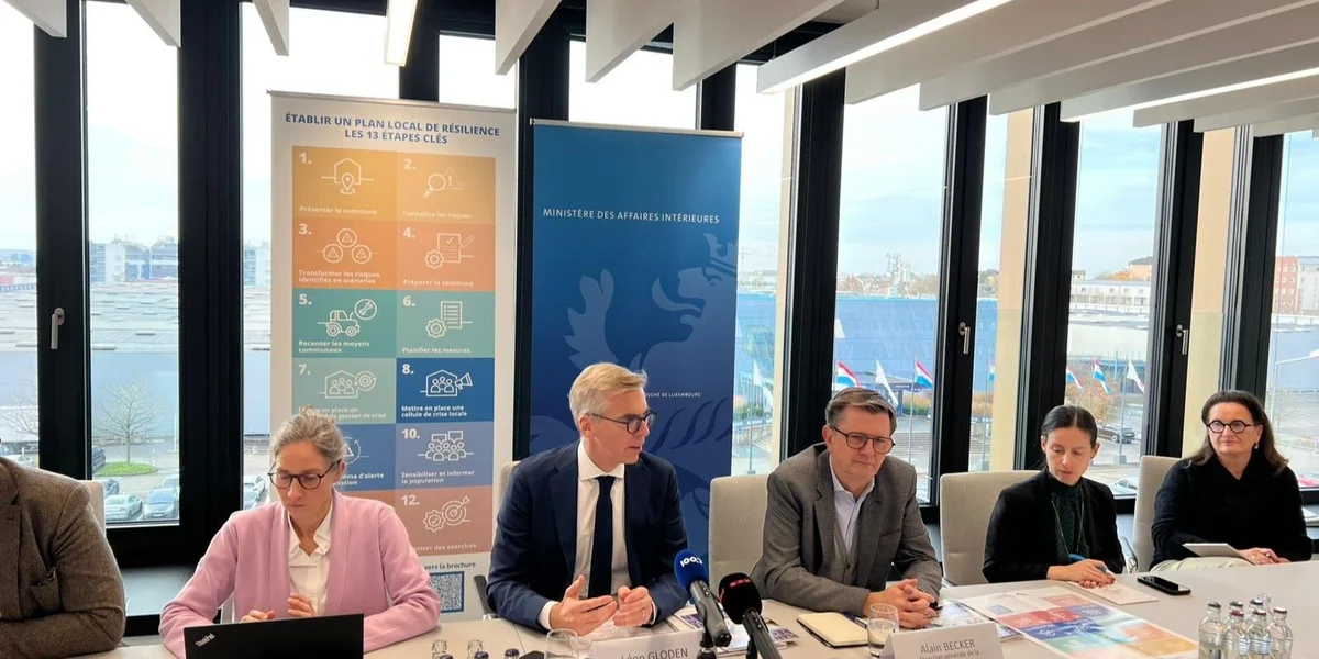 De Léon Gloden presentéiert de Guide fir eng national Resilienzstrategie | © Pit Beffort