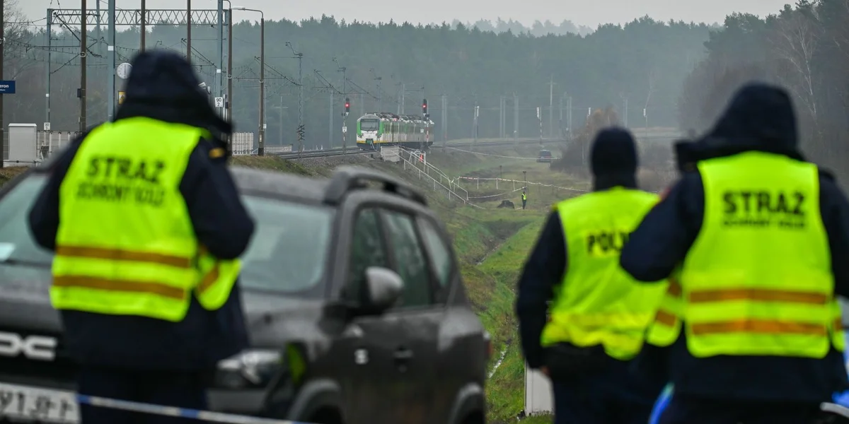 Zerstéierten Deel vun der Zuchstreck Deblin-Warschau duerch Explosioun vu russescher Attack | © EPA/PRZEMYSLAW PIATKOWSKI POLAND OUT