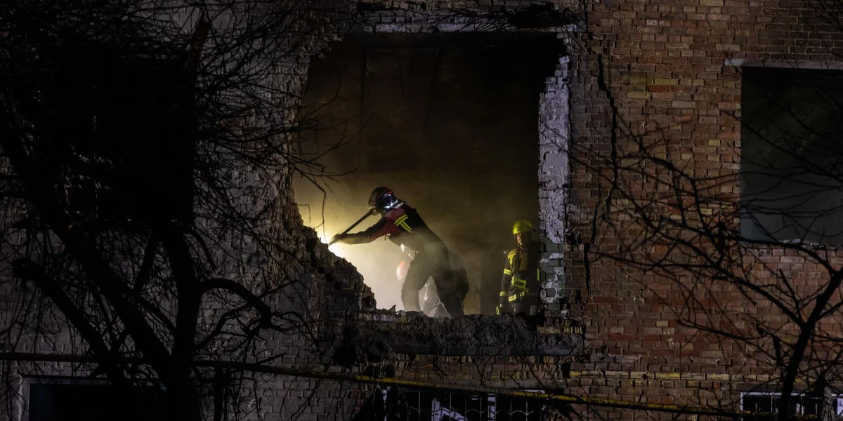 D'Pompjeeën zu Kiew am Asaz no de russeschen Attacken den 29. November 2025 | © picture alliance / NurPhoto | Oleksandr Khomenko