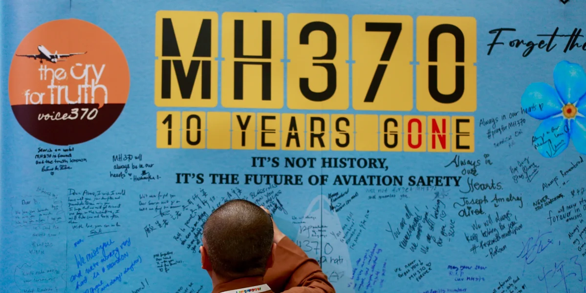 D'Sich nom verschwonnene Vol MH370 geet och méi wéi 10 Joer méi spéit nach weider | © picture alliance / NurPhoto | Supian Ahmad