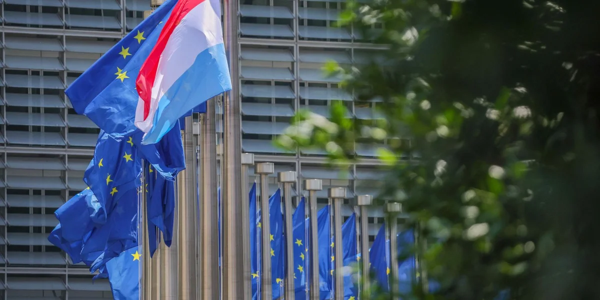 Iwwer 90 Prozent vun de Lëtzebuerger gesi Virdeeler an der EU-Memberschaft | © EPA/OLIVIER MATTHYS