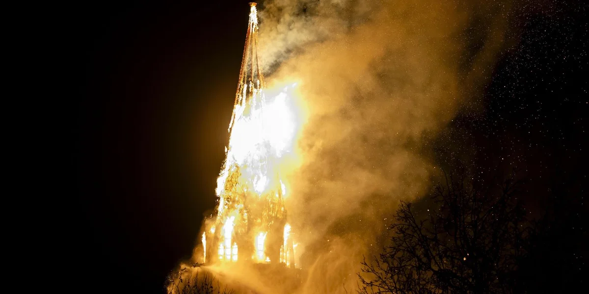 An der Silvesternuecht ass e Feier an der Vondelkierch ausgebrach. D’Kierch läit beim Vondelpark zu Amsterdam.  | © EPA/REMKO DE WAAL