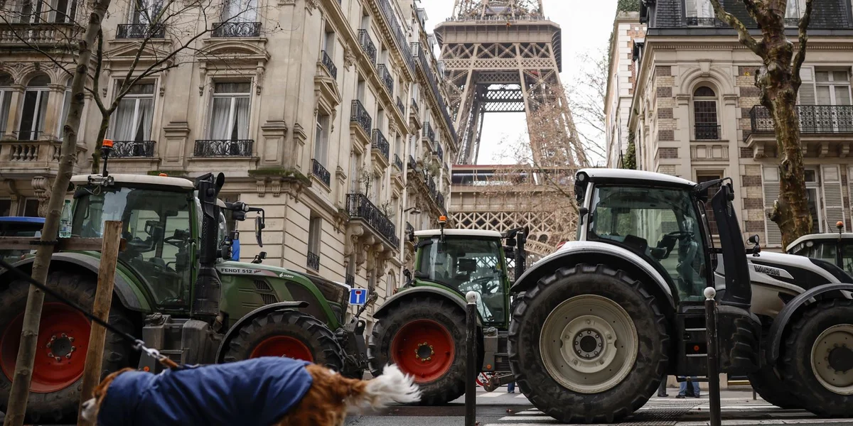 Franséisch Bauere blockéieren d'Stroossen ronderëm den Eiffeltuerm am Kader vu landeswäite Protester géint de Mercosur-Accord | © EPA/YOAN VALAT
