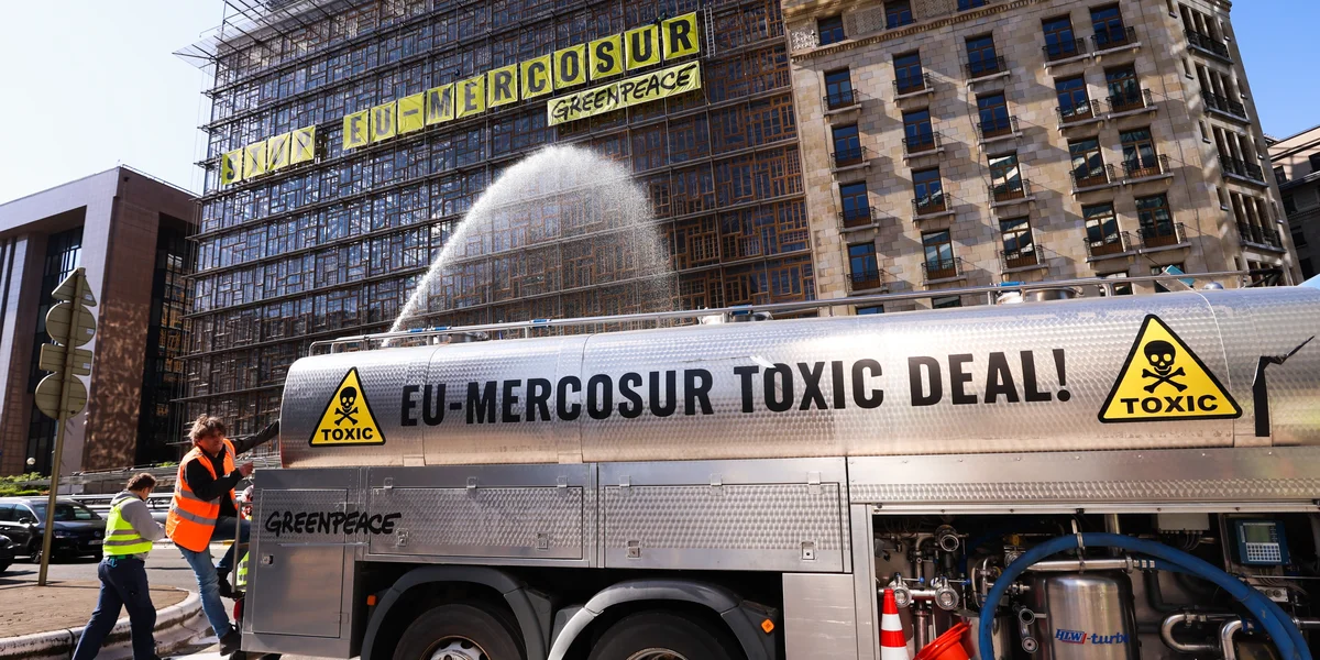 Appell vu Greenpeace un d'Regierung de Mercosur-Accord net matzestëmmen | © EPA/OLIVIER HOSLET