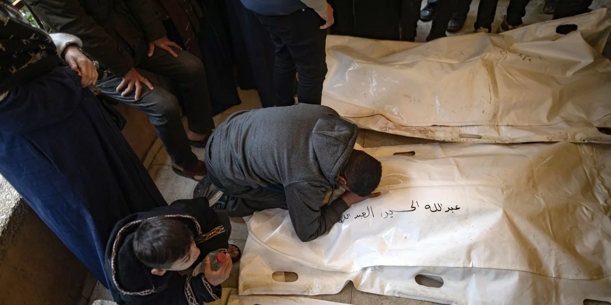 Mënschen traueren ëm hir Verstuerwen – Israel huet trotz Waffestëllstand op en Neits Ziler an der Gazasträif ugegraff – 9. Januar 206 | © EPA/HAITHAM IMAD