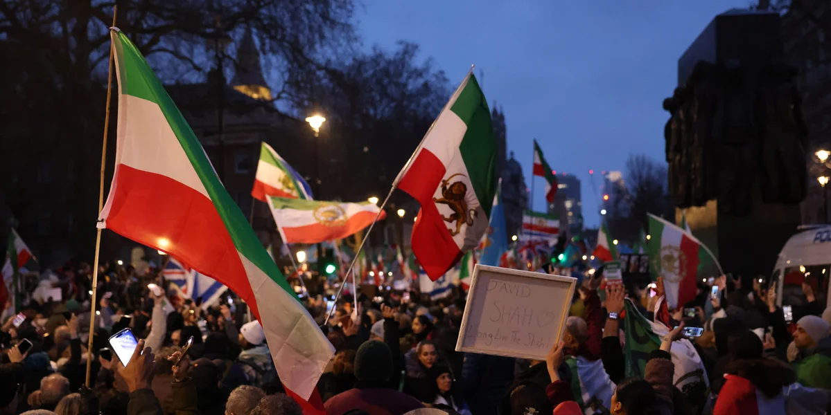 Protester am Iran | © EPA/NEIL HALL