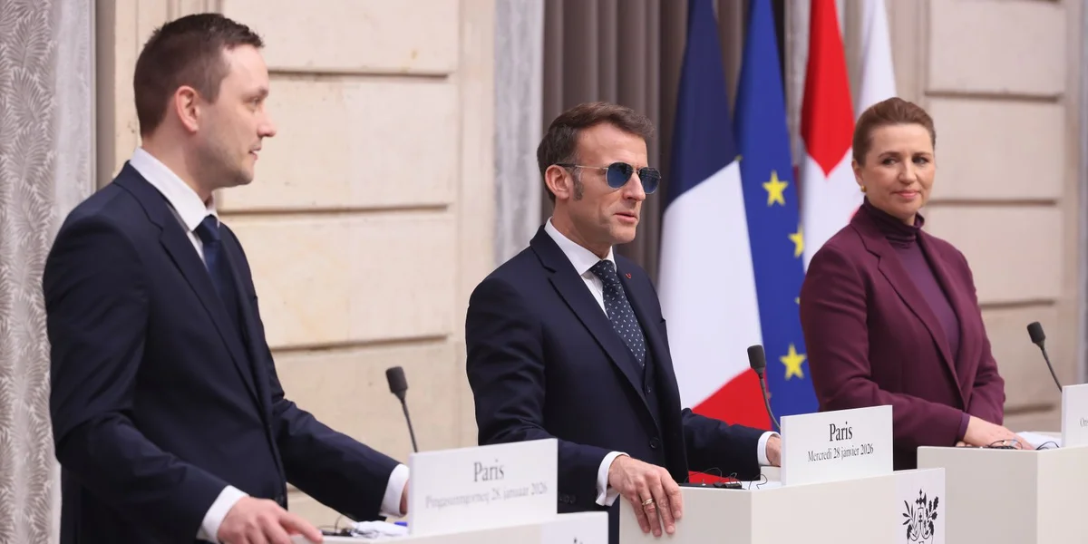 V.l.n.r. grönlännesche Premier Jens-Frederik Nielsen, franséische President Emmanuel Macron an dänesch Premierministesch Mette Frederiksen | © EPA/THOMAS PADILLA / POOL MAXPPP OUT