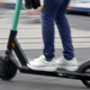 Wéi eng Reegele gëlle wann ee mam E-Scooter ënnerwee ass? | © EPA/RONALD WITTEK