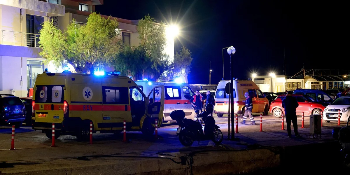 Nom Accident tëschent engem Flüchtlingsboot an engem Schëff vun de griichesche Küsten-Iwwerwachungs-Autoritéiten | © EPA/KOSTAS KOURGIAS