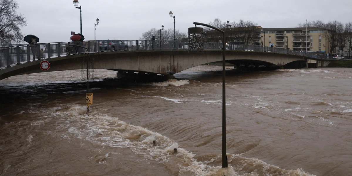 37 Deeg Reen ouni Paus - Nach ëmmer keng Verbesserung a Frankräich a Siicht  | © EPA/Guillaume Horcajuelo