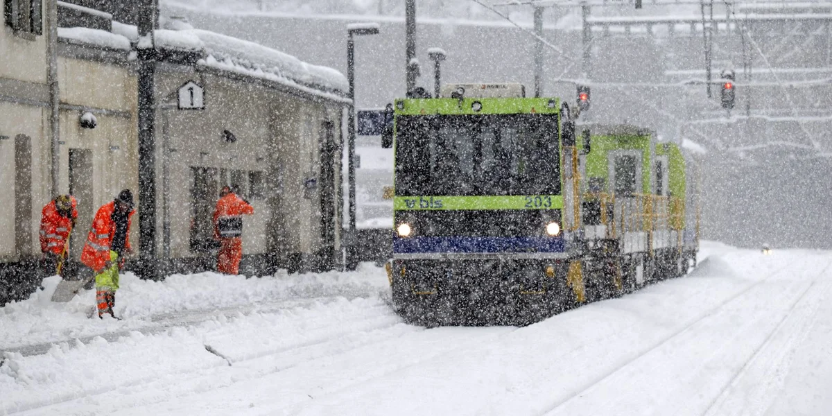 Zuch entgleist a Lawinegefor: Ugespaant Situatioun an den Alpen | © EPA/PETER SCHNEIDER