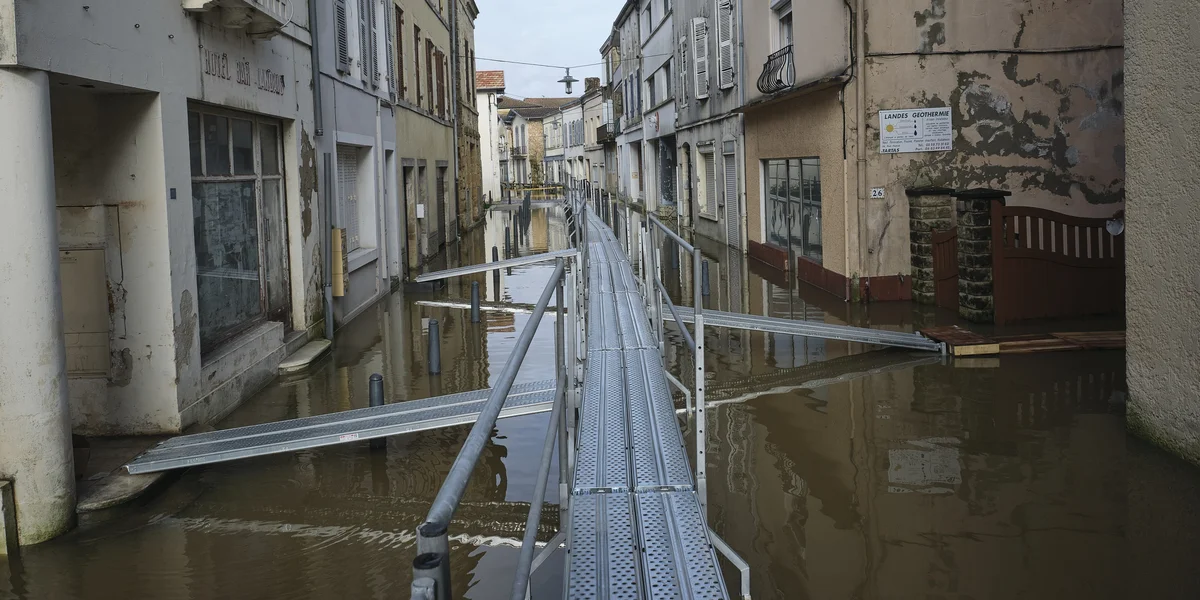 Keng Besserung vum Héichwaasser a Siicht: 34 Deeg Reen a Frankräich ass e Rekord | ©  EPA/Guillaume PINON