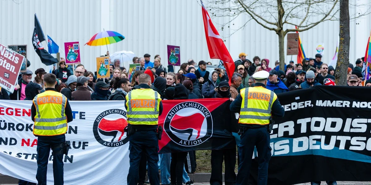 "Initiative gegen AfD und Rassismus" | © picture alliance/dpa | Laszlo Pinter