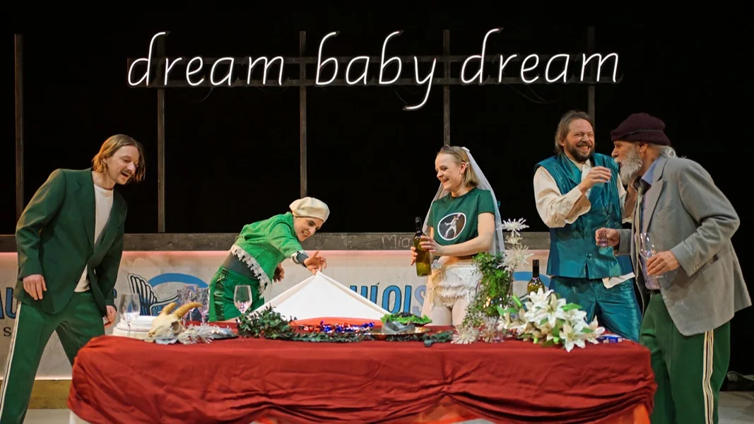 Sech un der Luucht verbrennen: "Moth" a "Connemara"