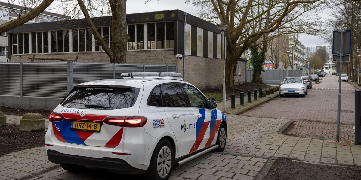 Liichte Materialschued: Explosioun bei jiddescher Schoul am Süde vun Amsterdam | © EPA/MICHEL VAN BERGEN