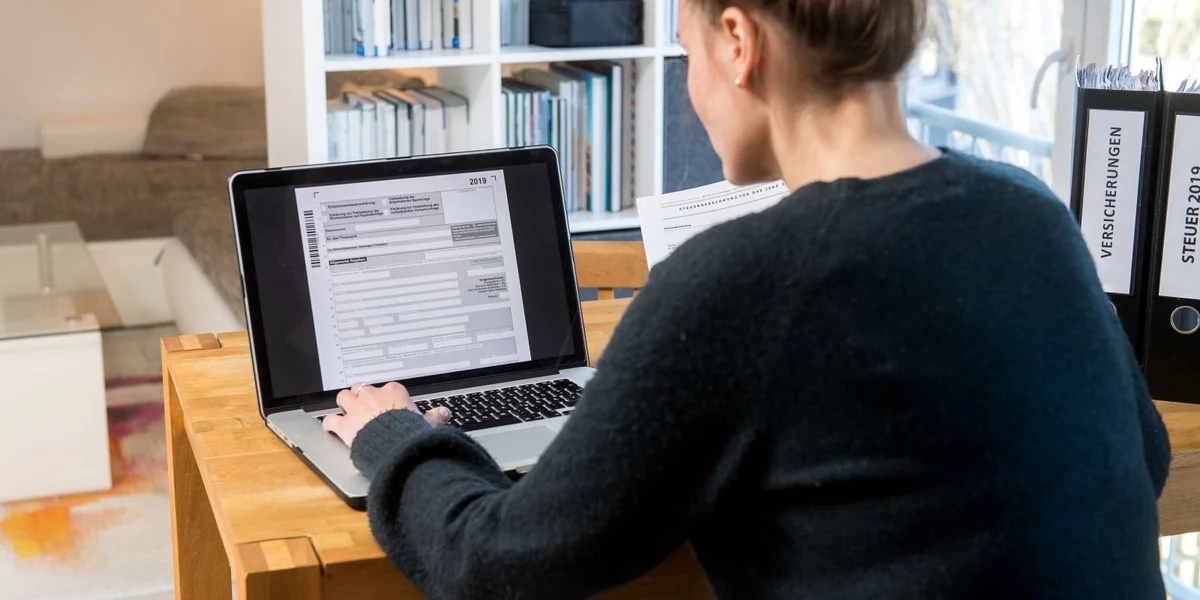 Mat elektroneschem Assistent: D'Steiererklärung fir d'Joer 2025 kann eragereecht ginn | © picture alliance / dpa-tmn | Benjamin Nolte