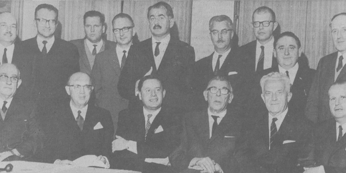 De Jemp Bertrand (zweet Rei, drëtte vu lénks) op enger Versammlung vun der DP virun de Chamberwalen am Joer 1968. An der Mëtt an der éischter Rei déi deemoleg Ministere Gaston Thorn an Eugène Schaus.  | ©  D’Lëtzebuerger Land, 22.03.1974, S. 3