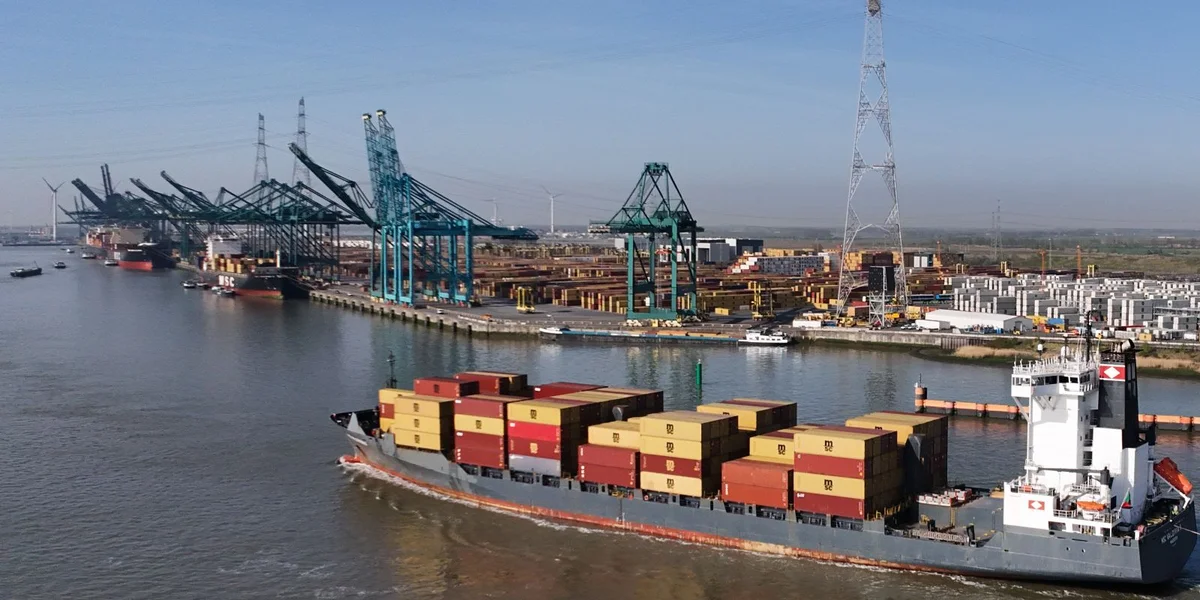 © EPA/Olivier Hoslet