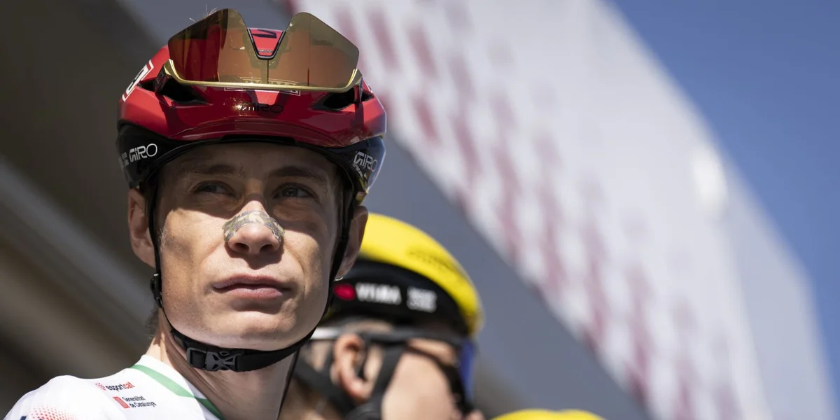 De Jonas Vingegaard huet säi Bléck  kloer op de rosa Maillot geriicht. | © EPA/Siu Wu