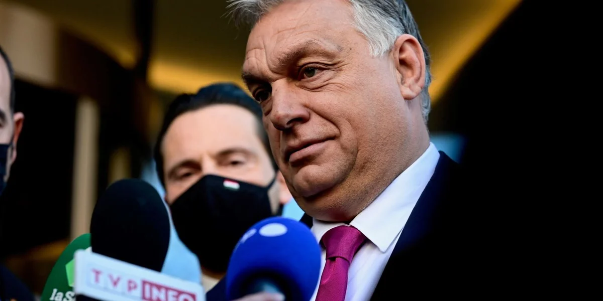 De Viktor Orban virun der Press | © EPA/VICTOR LERENA