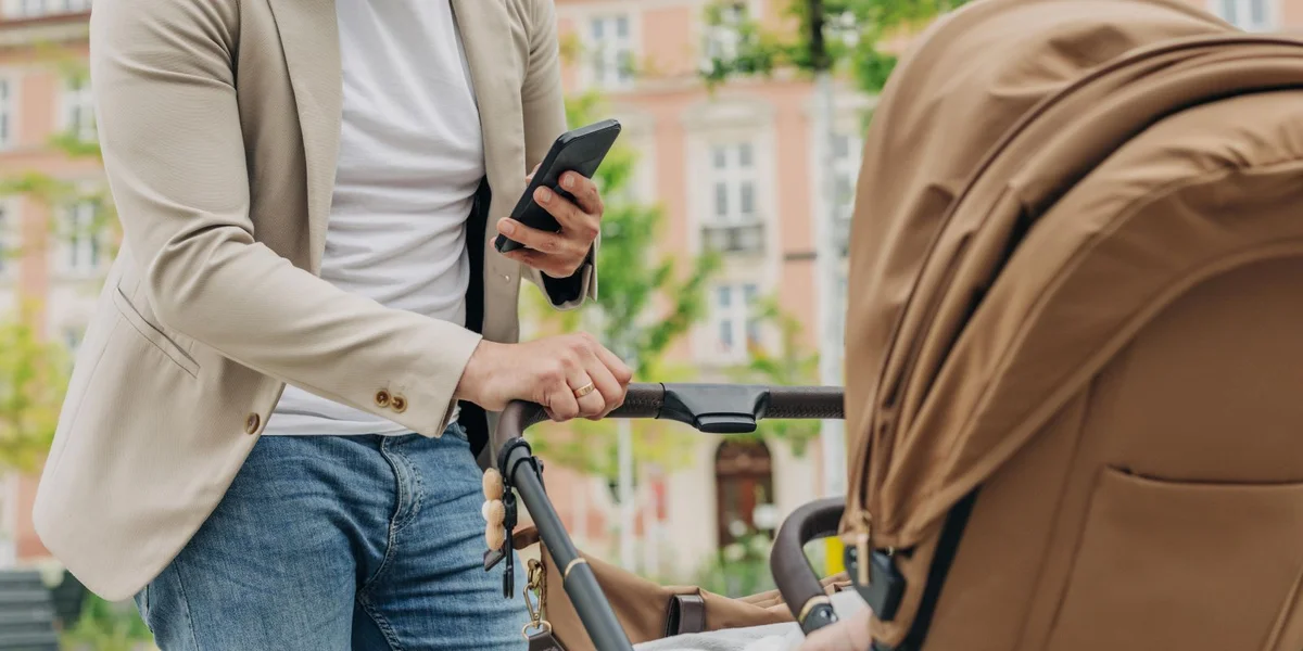 Santés-Agence fuerdert Elteren op, den Handy wechzeleeë wa se mat hire Kanner sinn | © picture alliance / Westend61 | Vira Simon