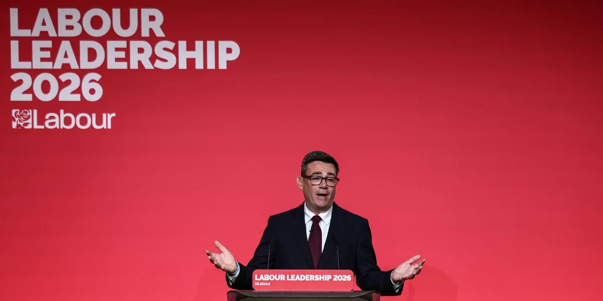 Brittesche Premier Andy Burnham soll mat falscher US-Cabinetscheffin geschriwwen hunn | © EPA/HENRY NICHOLLS / POOL