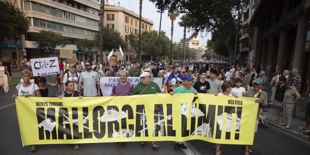 “Manner Tourismus, méi Liewen”: Masseprotester op Mallorca fuerdere manner Visiteuren | © picture alliance/dpa | Clara Margais