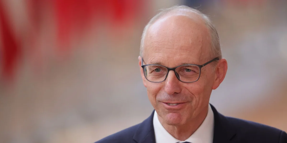 Premier Luc Frieden op Visitt an Éisträich: Ofbau an der Autosindustrie war Sujet | © EPA/OLIVIER MATTHYS