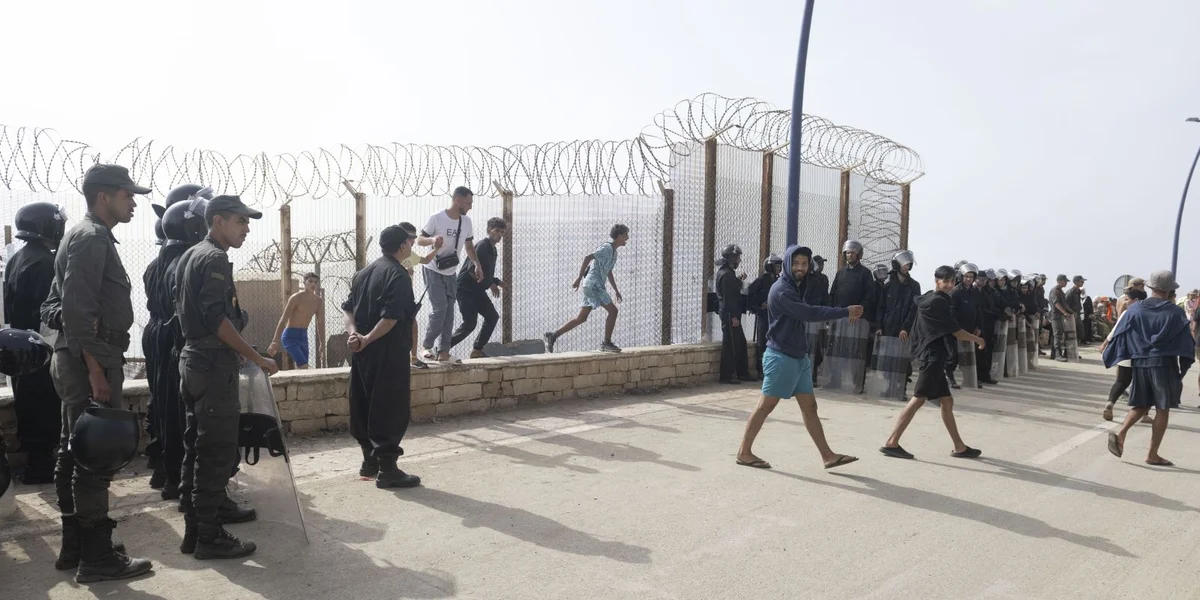 Situatioun zu Ceuta suergt fir Tensiounen an der EU - Italie setzt Schengenaccord aus | © EPA/JALAL MORCHIDI