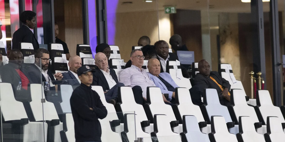 D'Spëtzt vun der FIFA stellt sech hanner hiren ëmstriddene President Infantino | © EPA/JALAL MORCHIDI
