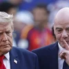 Den Donald Trump stellt sech hanner de FIFA-President Gianni Infantino | © EPA/SHAWN THEW
