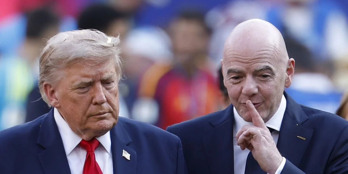 Den Donald Trump stellt sech hanner de FIFA-President Gianni Infantino | © EPA/SHAWN THEW