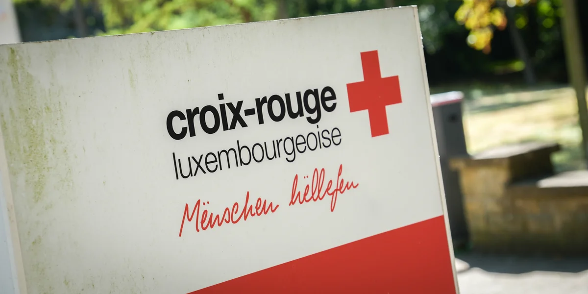Ëffentlech Ausschreiwung? Virgoe vun der Croix Rouge ass fir de Minister an der Rei | © Radio 100,7